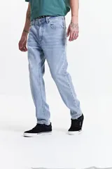 Pantalón jean gris de corte slim, tiro medio y con presillas para cinturón.