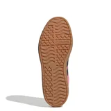 Championes Adidas modelo VL Court Bold, con diseño de plataforma. Presenta una parte superior de gamuza en color rosado, con las icónicas tres rayas laterales y detalle en el talón en color azul marino. La suela es de goma en tono marrón claro.