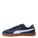 Championes urbanos Puma modelo Club II Era, color negro con detalles en blanco y suela de goma color marrón. Confeccionados en una combinación de cuero y gamuza, cuentan con plantilla SOFTFOAM+ para mayor amortiguación y soporte.