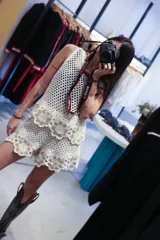 Musculosa de crochet color crudo con terminaciones en negro.