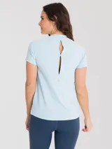Remera deportiva de manga corta color celeste, con diseño de espalda abierta para mayor ventilación y ajuste cómodo.