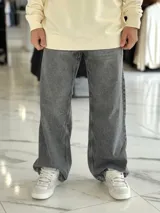 Pantalón de jean estilo super baggy color gris con efecto lavado, de corte ancho y relajado.