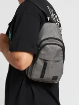 Bandolera gris de poliéster y PVC, con correa ajustable y cierre de cremallera.