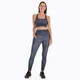 Top deportivo Merrell con diseño de espalda nadadora y estampado abstracto en tonos oscuros. Cuenta con el logo de la marca estampado en el frente y está confeccionado con tecnología de secado rápido.