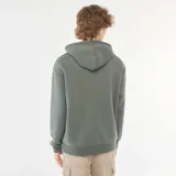 Buzo con capucha de corte holgado, color verde militar, con bolsillo frontal tipo canguro y cordones ajustables en el cuello.