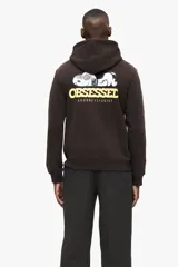 Canguro marrón de peso medio, con capucha de doble capa con cordón de ajuste, bolsillo canguro frontal y estampa con la palabra "OBSESSED" en amarillo en el pecho. Presenta puños y bajo acanalados.