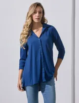 Camisola azul de manga tres cuartos, marca Rio & Rian. Cuello con solapa y abertura central con botones. Manga con detalle fruncido.