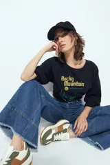 Jean de tiro bajo color negro, de silueta relajada y holgada, con deflecado en el bajo.