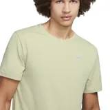 Remera Nike de hombre color salmón, de corte clásico y mangas cortas. Presenta el logo de la marca en el pecho.