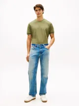 Remera de manga corta Tommy Hilfiger de corte slim en color verde militar, con cuello redondo clásico y detalle de doble raya blanca en los puños. Presenta el icónico logo de la marca bordado en el pecho.