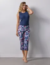 Pantalón capri de gabardina elastizada estampada, marca Zac & Rachel, con pretina ancha elastizada.