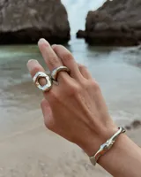 Anillo plateado de bronce, alpaca y plata 925, con forma irregular y textura rústica.