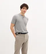 Pantalón de sastrería masculino en color beige, con corte recto, cintura elástica con trabillas para cinturón y cierre tradicional. Confeccionado en una mezcla de poliéster, viscosa y elastano.