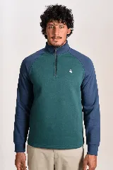 Buzo de cuello alto con medio cierre frontal, mangas raglán y diseño bicolor que combina cuerpo en verde oscuro con mangas y cuello en azul.