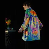 Kimono de terciopelo con estampado de mandala multicolor, mangas anchas y corte holgado. Hecho a mano en Uruguay con tintas ecológicas.