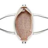 Cartera tipo tote de Guess modelo Keira, color blanco, de diseño estructurado con doble asa superior y correa ajustable con el logo de la marca impreso en contraste. Cuenta con el logo triangular de Guess grabado en la parte frontal y herrajes metálicos plateados.