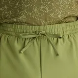 Short deportivo New Balance Sport Essentials de color verde, con cintura elástica con cordón de ajuste interno y logo reflectante en el lateral.