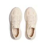 Championes urbanos Merrell modelo Clover Tech, color beige claro (latte), con diseño de malla transpirable y refuerzos sintéticos. Presentan una entresuela robusta con tecnología de amortiguación y suela de goma con tracción.