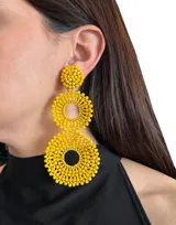 Aros colgantes con tres círculos tramados con cristales amarillos y ajuste de clip.