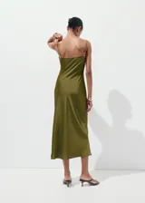 Vestido midi de tejido satinado color verde militar, con diseño entallado, cuello en pico adornado con un delicado panel de encaje, tirantes finos y sin mangas.