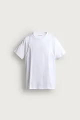 Camiseta de manga corta con cuello redondo y diseño de efecto superposición que simula una musculosa sobrepuesta.