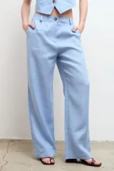 Pantalón de vestir color beige, de corte recto y tiro alto, confeccionado en lino 100% con bolsillos laterales.