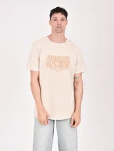 Remera color beige con estampa rectangular con diseño abstracto en tonos marrones y texto.