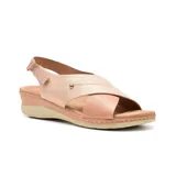 Sandalias de cuero sintético color negro con detalles en gris metalizado. Tiras cruzadas en el empeine, ajuste con hebilla al tobillo y plataforma baja.