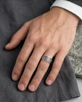 Anillo de plata 925 con diseño de guarda griega grabado en toda su superficie.