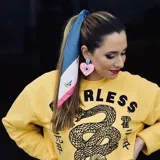 Par de aros colgantes con forma de corazón, con diseño de ojo turco en tonos rosa, blanco y celeste.