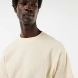 Camiseta de manga corta en tejido nido de abeja color blanco, de corte estándar y cuello redondo.
