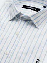 Camisa de vestir de hombre a cuadros celestes y blancos, de corte clásico, con cuello italiano y logo bordado en el frente.