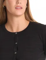 Cardigan de tejido fino en color gris, con cuello redondo, cierre frontal con botones y mangas tres cuartos.