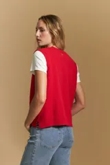 Chaleco tejido de punto en color azul marino, con diseño de textura sutil en relieve, escote redondo y terminaciones acanaladas en cuello, sisas y ruedo.