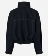 Chaqueta bomber de denim azul oscuro con cuello alto, cierre frontal con zíper y cintura ajustable con cordón. Presenta mangas largas con puños elásticos y bolsillos frontales funcionales.