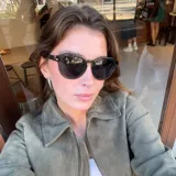 Lentes de sol redondos con montura de acetato color verde oliva y lentes polarizadas verdes oscuras. Protección UV400. Diseño moderno y elegante.