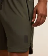Bermuda deportiva masculina de color azul marino, con cintura elástica y cordón ajustable, bolsillos laterales con cierre y tecnología Dry para mayor transpirabilidad.