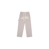 Pantalón de pijama a rayas finas en tonos beige y blanco, de corte recto y holgado. Cuenta con cintura elástica ajustable con cordón grueso blanco y el texto impreso "JE T'AIME EME STUDIOS" en el frente.