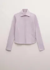 Camisa de algodón color lila claro, de corte clásico y manga larga.
