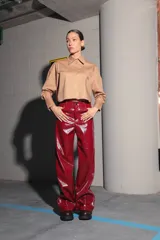 Pantalón de charol rojo de tiro medio alto, con botón metálico níquel, badana de RENÉE en cintura y bolsillos traseros.
