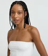 Blusa strapless de microfibra color marrón, con diseño ajustado y tajo lateral.