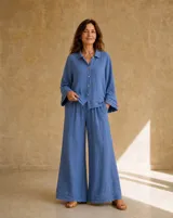 Pantalón azul de pierna ancha y corte holgado, con cintura elástica y detalle de dobladillos pespuntados en los bajos.