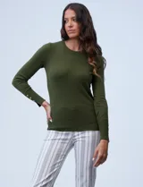 Buzo rojo de tejido fino con cuello redondo y mangas largas. Detalle de botones dorados en los puños.