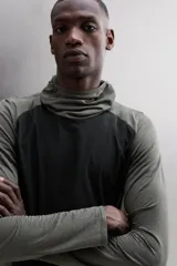 Sudadera técnica de running Zara Athleticz, modelo slim fit en color marrón y negro, con cuello subido, capucha ajustada y mangas largas.
