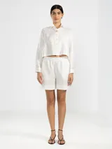 Short de lino italiano color blanco con hilo metalizado, de corte relajado y talle medio.