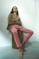 Jean de tiro medio y calce estrecho, largo al tobillo, confeccionado en denim rosa gastado.