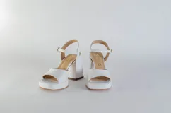 Sandalias rojas de cuero con plataforma y taco cuadrado.