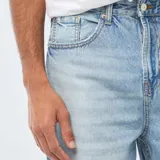 Pantalón de jean con corte recto y ajuste regular, diseño clásico de cinco bolsillos en color azul claro con efecto lavado.
