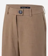 Pantalón wide leg de vestir color marrón claro con estampa de cuadros punteada. Confeccionado en tejido plano sastre con viscosa certificada, cuenta con bolsillos delanteros y traseros, trabillas y cierre con botón y presilla en la cintura.