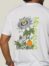 Remera de algodón blanca con cuello redondo y manga corta, presenta un pequeño estampado de un fruto de mburucuyá en el lado izquierdo del pecho.
